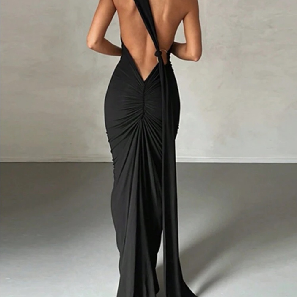 Black Medium Ring linked ruched sexy backless dress.